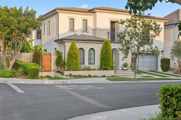 Attached, Exterior, Facade, Mediterranean