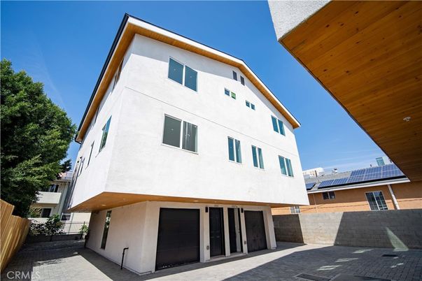 Exterior, Facade, Solar Panels, Modern