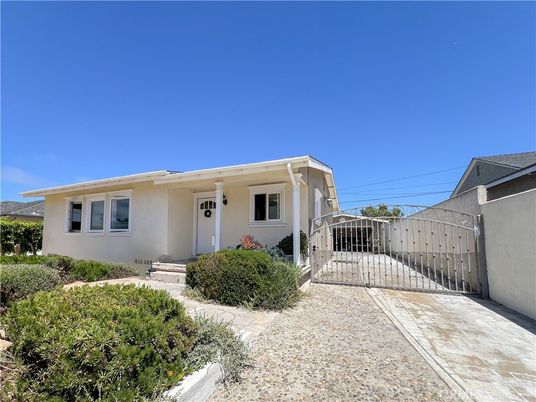 Exterior, Facade, Ranch