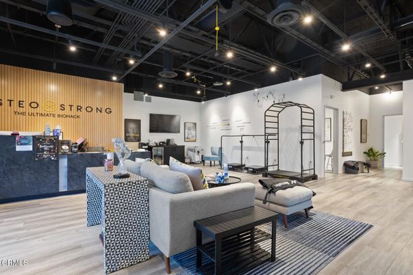 Fitness Equipment, Interior, Living room, Recessed Lighting, Wood Texture Flooring, Wooden Walls