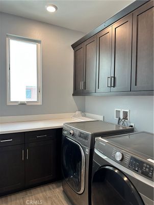 Interior, Recessed Lighting, Washer, Wood Texture Flooring