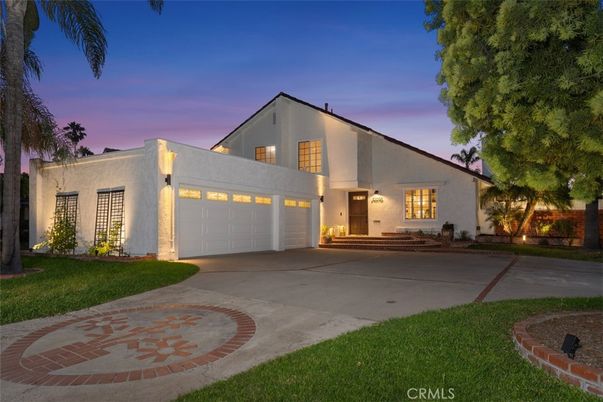 Attached, Backyard, Exterior, Facade, Modern