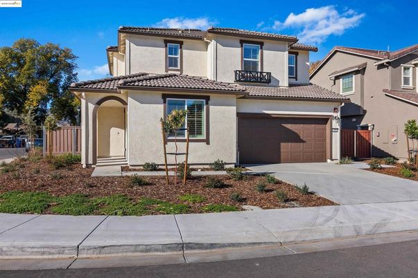 Attached, Exterior, Facade, Mediterranean