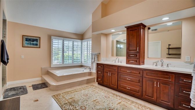 Bathroom, Dual Sink Vanities, Interior, Recessed Lighting