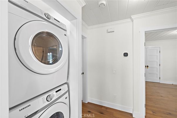 Interior, Utility Closets, Washer, Wood Texture Flooring