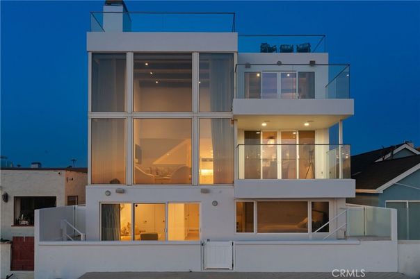 Exterior, Facade, Modern