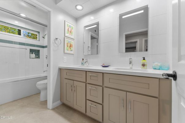 Bathroom, Dual Sink Vanities, Interior, Recessed Lighting