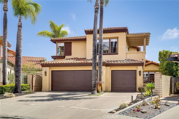 Attached, Exterior, Facade, Mediterranean