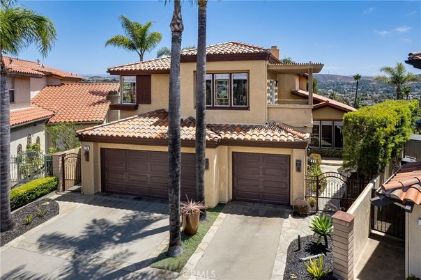 Attached, Exterior, Facade, Mediterranean