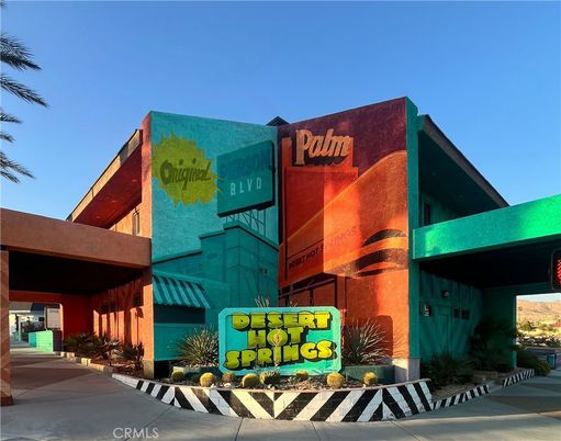 Exterior, Facade, Modern