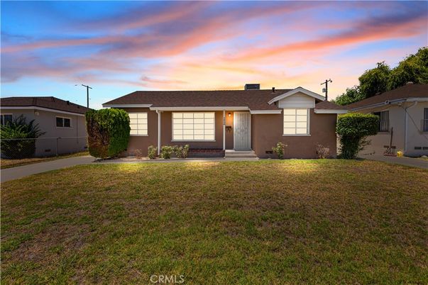 Backyard, Exterior, Facade, Ranch