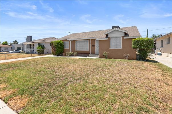 Backyard, Exterior, Facade, Ranch