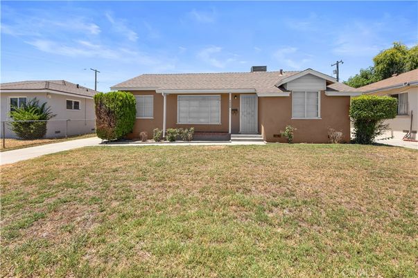 Backyard, Exterior, Facade, Ranch