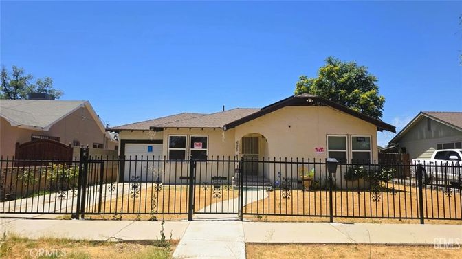 Exterior, Facade, Ranch
