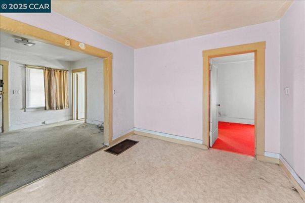 Empty room, Interior