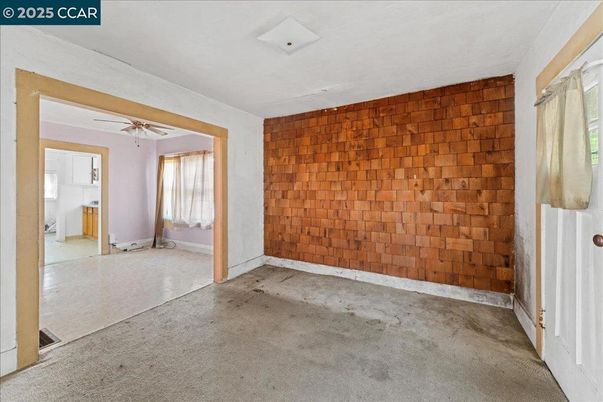 Empty room, Interior