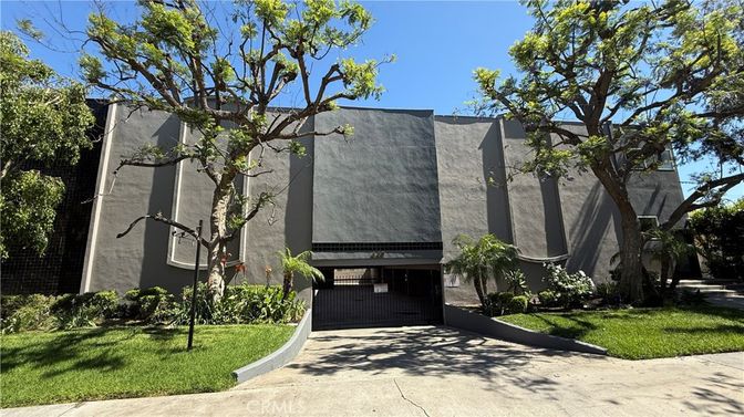 Exterior, Facade, Modern