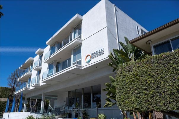 Exterior, Facade, Modern