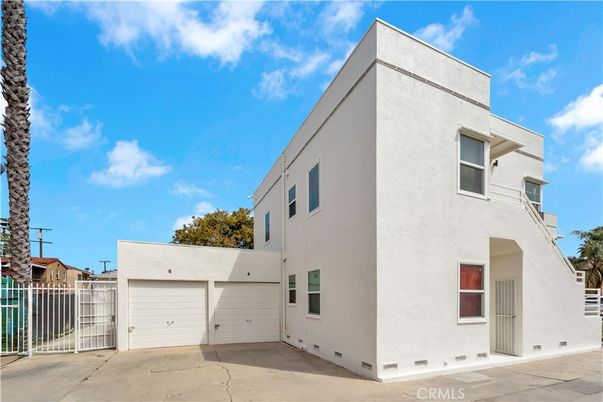 Attached, Exterior, Facade, Modern