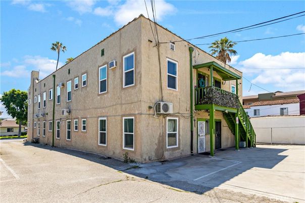 Exterior, Facade, Rowhouse