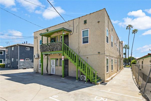 Exterior, Facade, Rowhouse