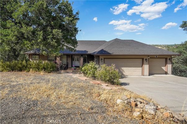 Attached, Exterior, Facade, Ranch