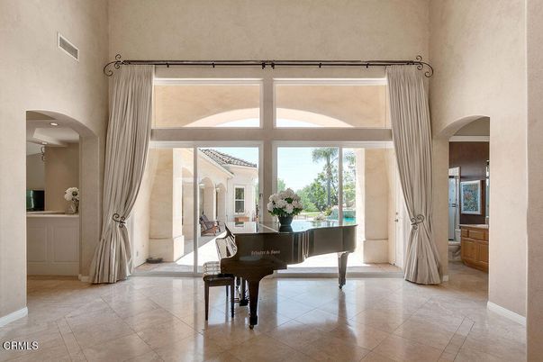 Interior, Piano