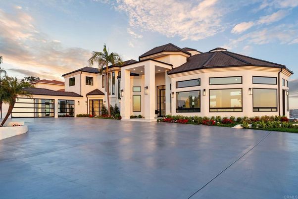Attached, Exterior, Facade, Mediterranean