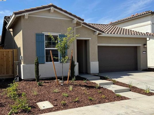 Attached, Exterior, Facade, Mediterranean