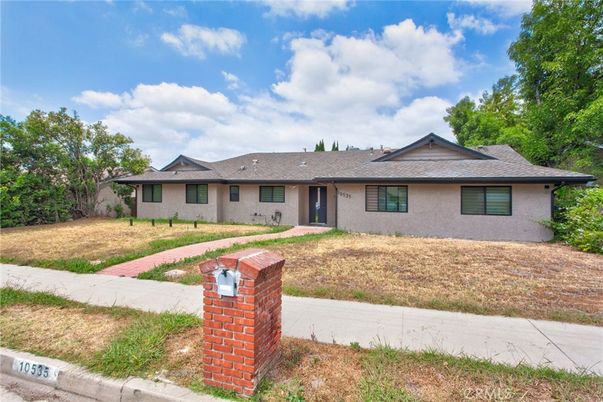 Backyard, Exterior, Facade, Ranch