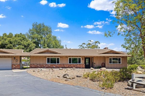 Attached, Exterior, Facade, Ranch