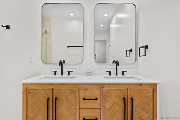 Bathroom, Dual Sink Vanities, Interior, Recessed Lighting