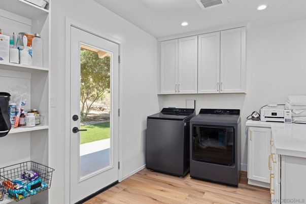 Interior, Recessed Lighting, Washer, Wood Texture Flooring