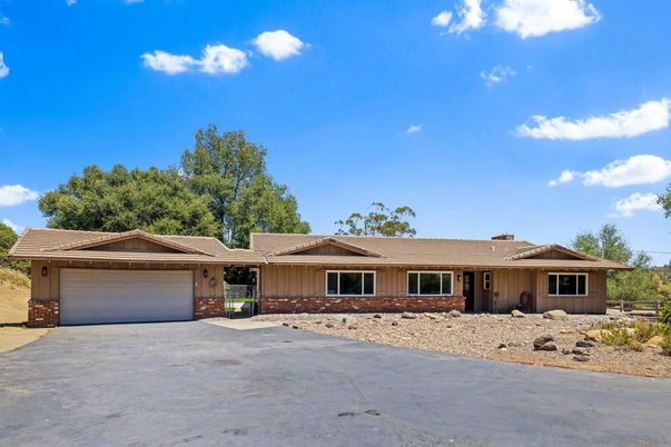Attached, Exterior, Facade, Ranch