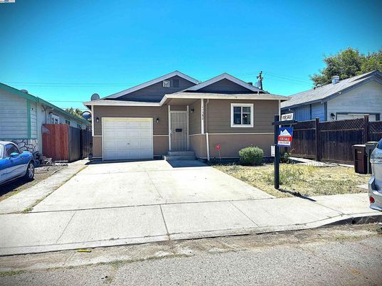 Attached, Exterior, Facade, American Craftsman