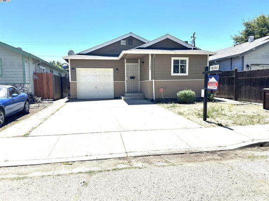 Attached, Exterior, Facade, American Craftsman