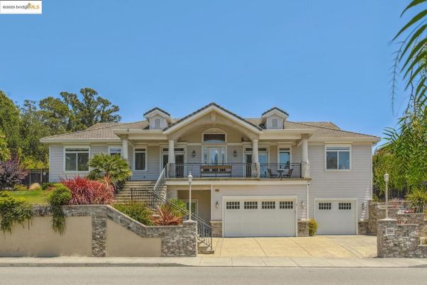 Attached, Exterior, Facade, Mediterranean