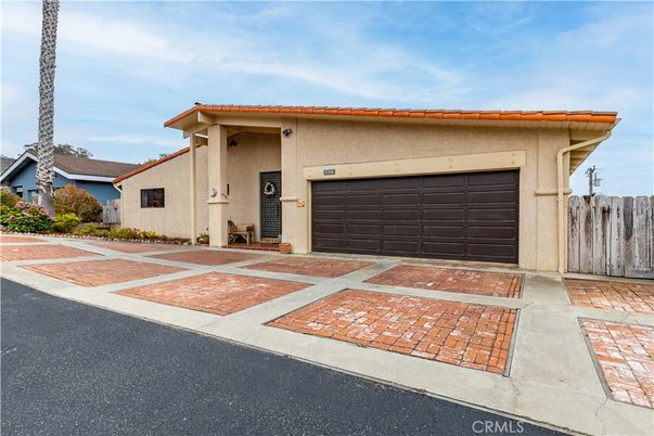 Attached, Exterior, Facade, Mediterranean