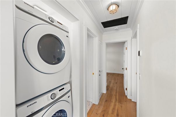 Interior, Utility Closets, Washer, Wood Texture Flooring