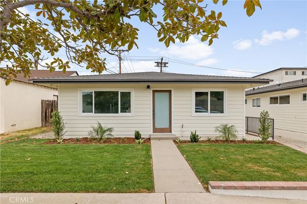 Exterior, Facade, Ranch
