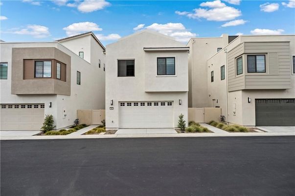 Attached, Exterior, Facade, Rowhouse