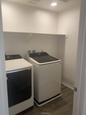 Interior, Recessed Lighting, Washer, Wood Texture Flooring