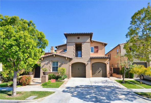 Attached, Exterior, Facade, Mediterranean