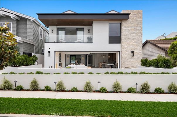 Exterior, Facade, Modern