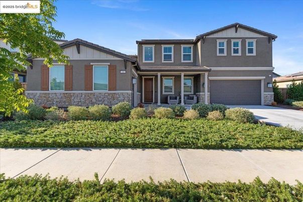 Attached, Exterior, Facade, American Craftsman