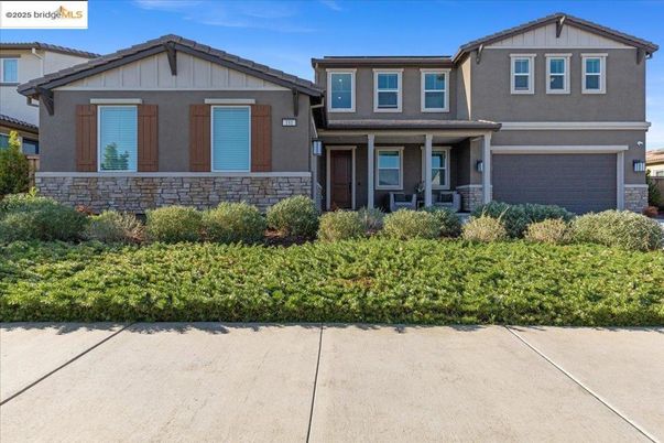 Attached, Exterior, Facade, American Craftsman
