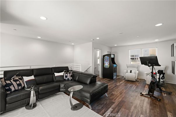 Fitness Equipment, Interior, Living room, Recessed Lighting, Wood Texture Flooring