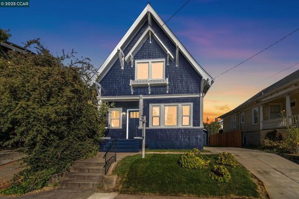 Exterior, Facade, Queen Anne Victorian