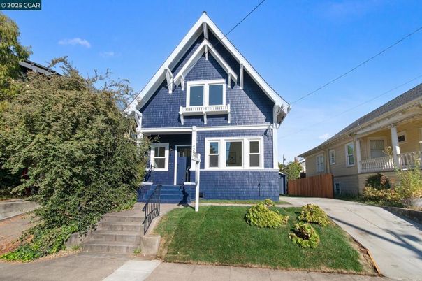 Exterior, Facade, Queen Anne Victorian