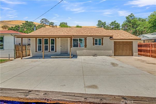 Attached, Exterior, Facade, Ranch
